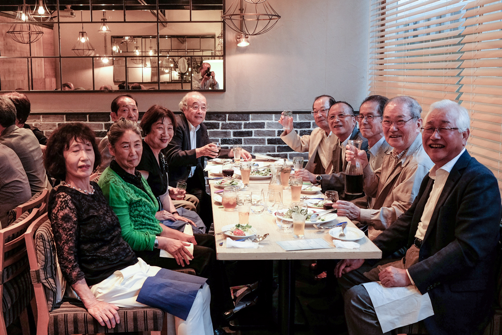 写真10．会場風景２（左から５番目が井角さん）.jpg